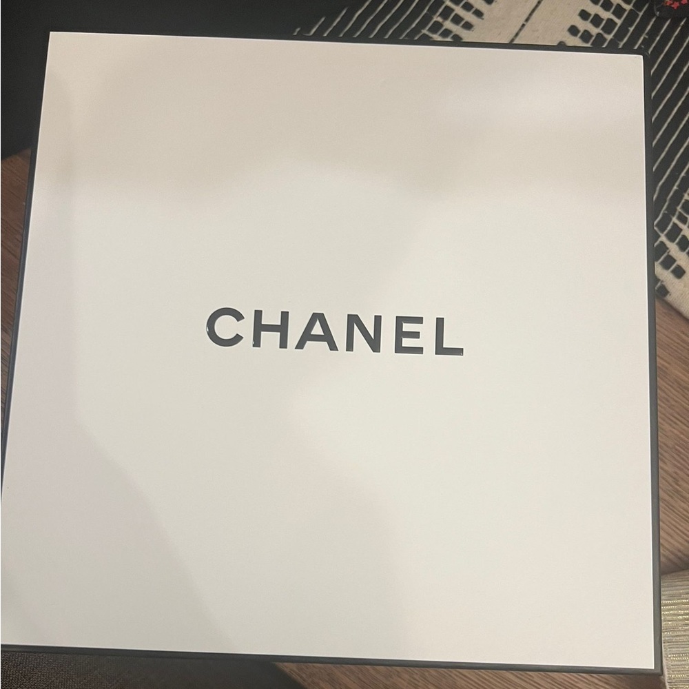 Chanel Gift Box - Picture 2 of 3